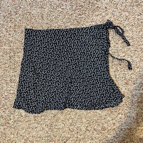 Brandy Melville Dresses & Skirts - Brandy Melville Floral Wrap Skirt Small